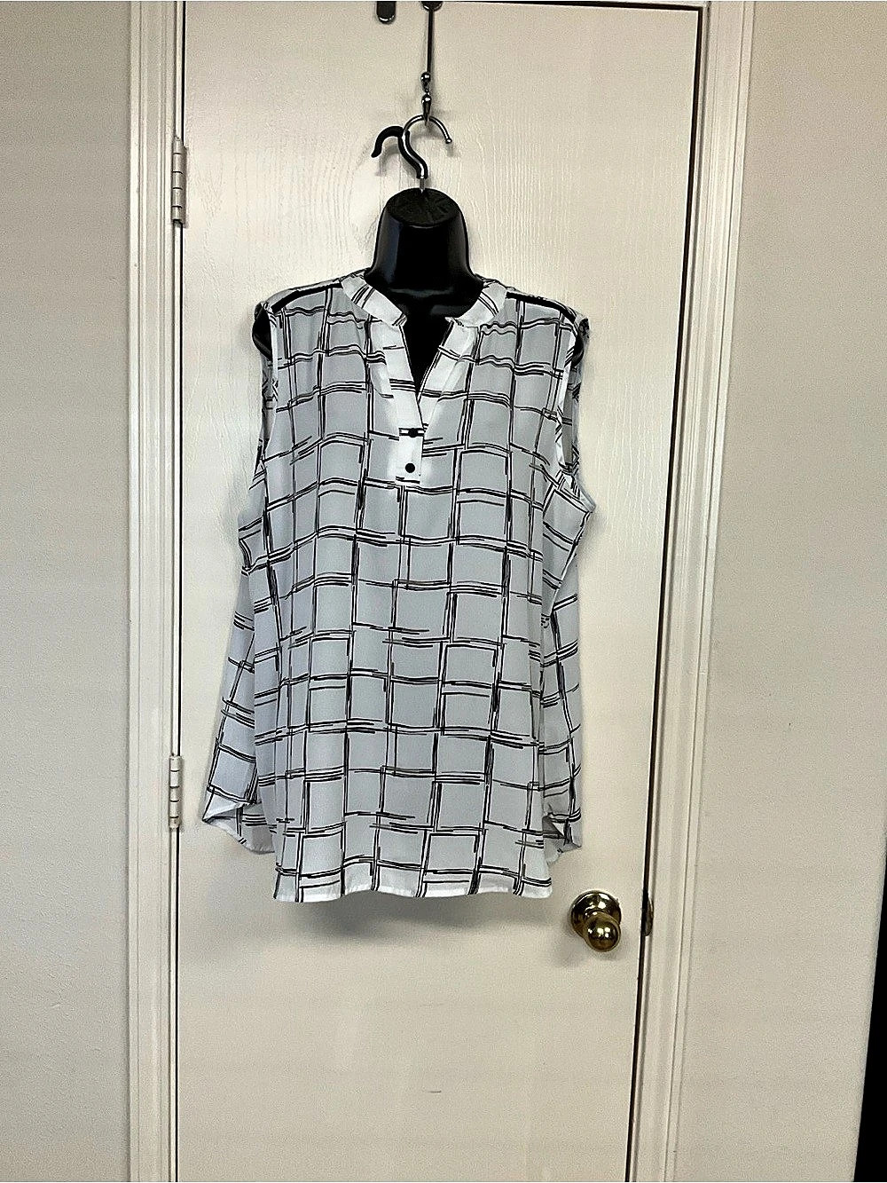 CURE Geometric Button Down Top in White & Black